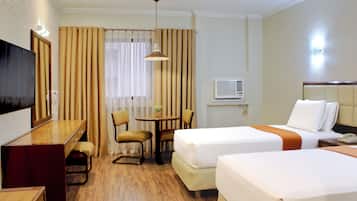 Deluxe Room, 2 Single Beds | Cofres nos quartos, escrivaninha, espaço de trabalho para notebook