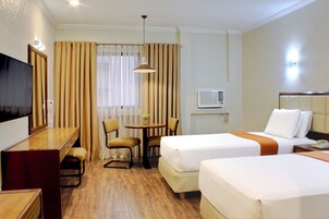 Deluxe Room, 2 Single Beds | 객실 내 금고, 책상, 노트북 작업 공간, 암막 커튼