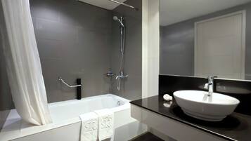 Premier Double Room | Bathroom | Free toiletries, hair dryer, bidet, towels