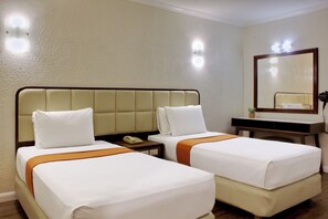 ห้องสแตนดาร์ดทวิน | ตู้นิรภัยในห้องพัก, โต๊ะทำงาน, พื้นที่ทำงานแบบใช้แล็ปท็อป, ผ้าม่าน  กันแสง