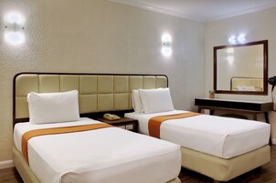 ห้องสแตนดาร์ดทวิน | ตู้นิรภัยในห้องพัก, โต๊ะทำงาน, พื้นที่ทำงานแบบใช้แล็ปท็อป, ผ้าม่านกันแสง
