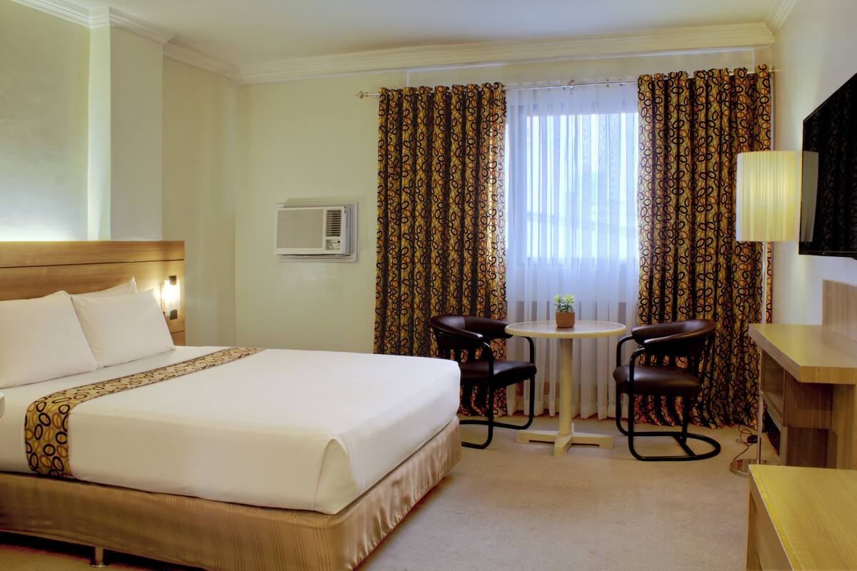 Premier Double Room | In-room safe, desk, laptop workspace, blackout drapes