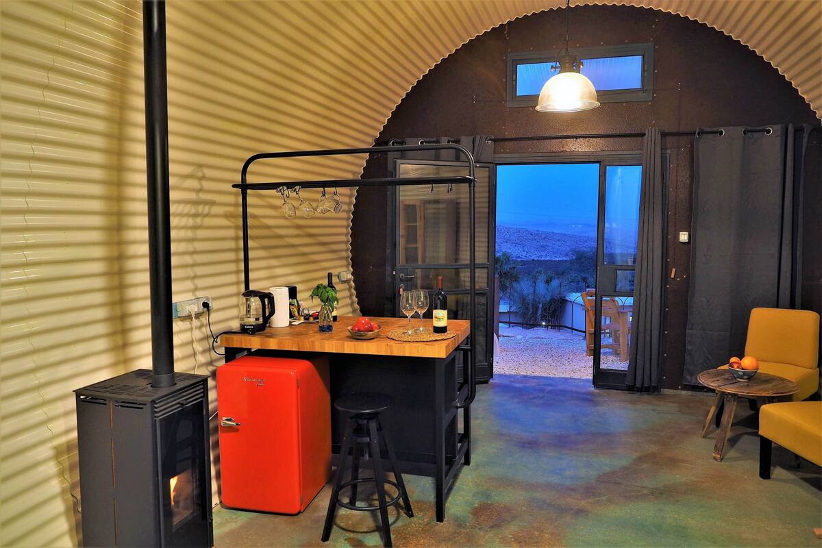 Un interior acogedor con una zona de cocina, una mesa de comedor y un espacio de descanso.