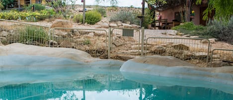 Deep-soaking bathtub