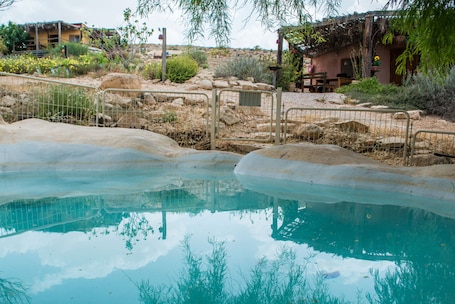 Deep soaking bathtub