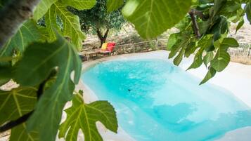 6 outdoor pools