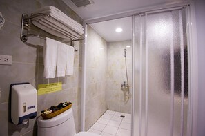 Shower, free toiletries, hair dryer, towels - Diary of Taipei Hotel - Ximen Station (Taipei)