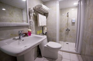 Shower, free toiletries, hair dryer, towels - Diary of Taipei Hotel - Ximen Station (Taipei)