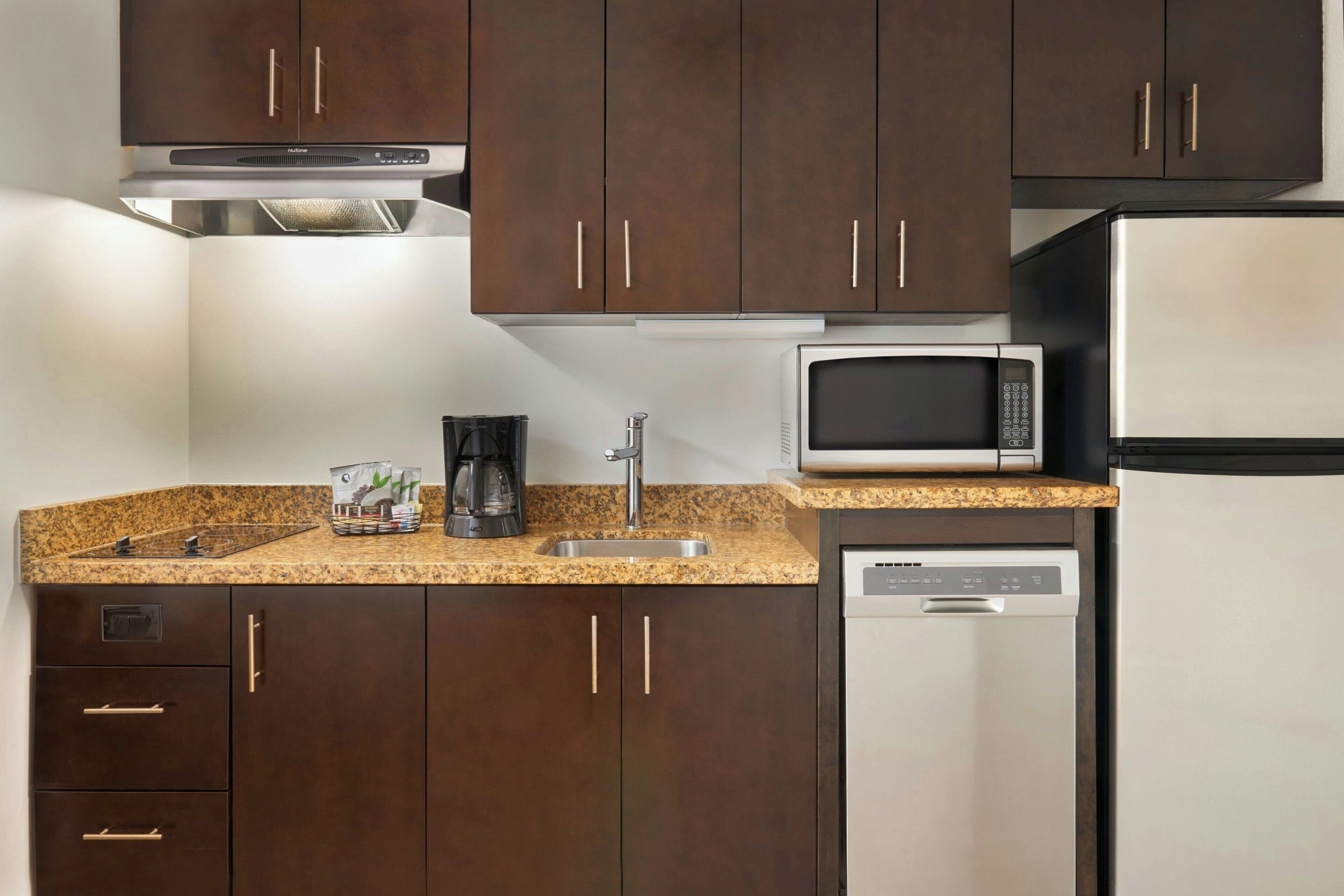 Coffee/tea maker, full-size fridge, microwave, stovetop