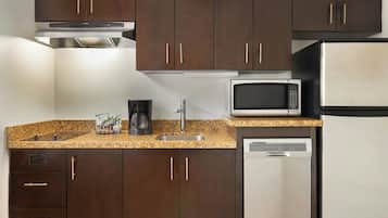 Coffee/tea maker, full-size fridge, microwave, stovetop