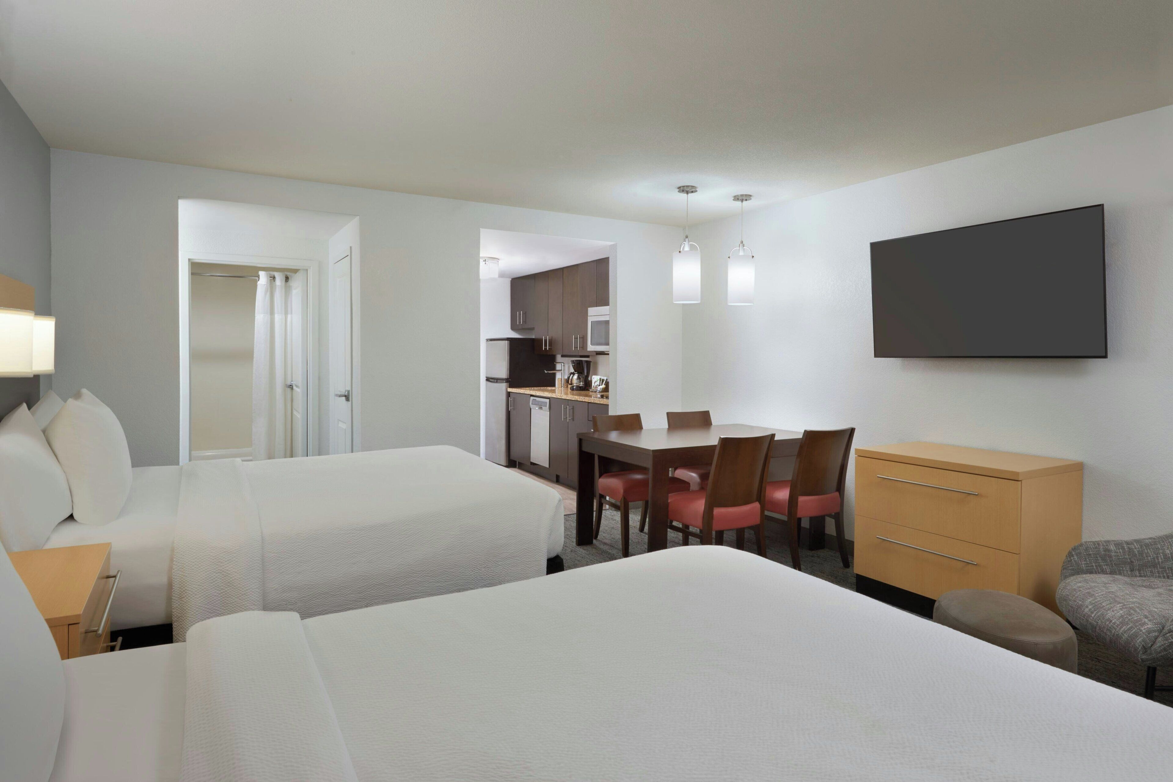 Studio, 2 queensize bedden | Verduisterende gordijnen, geluiddichte muren