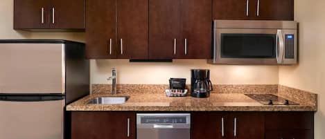 ثلاجة/مجمد بحجم كبير، ميكروويف، موقد طهي مسطح، غسالة أطباق