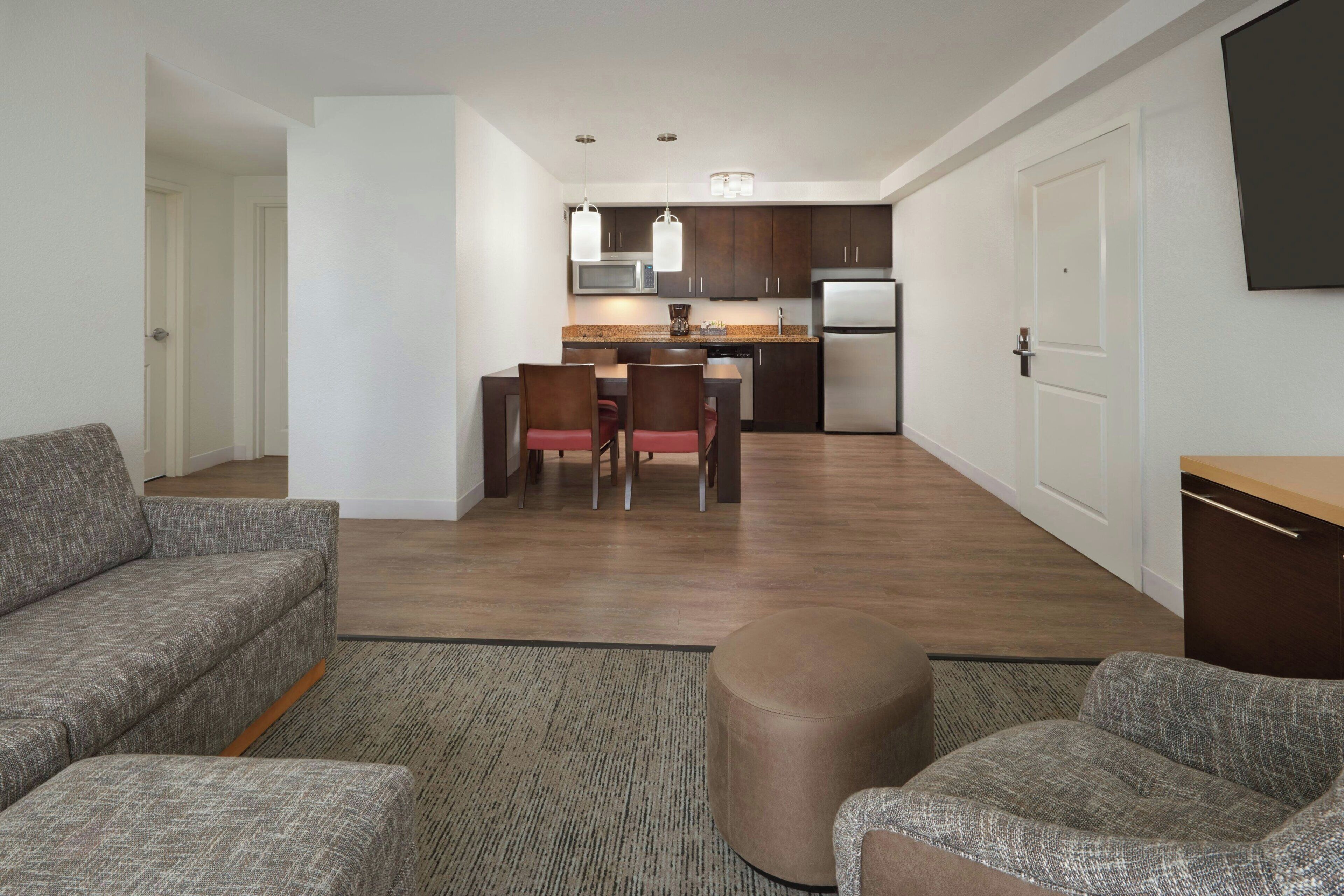 Un apartamento moderno con sala de estar, kitchenette y comedor.