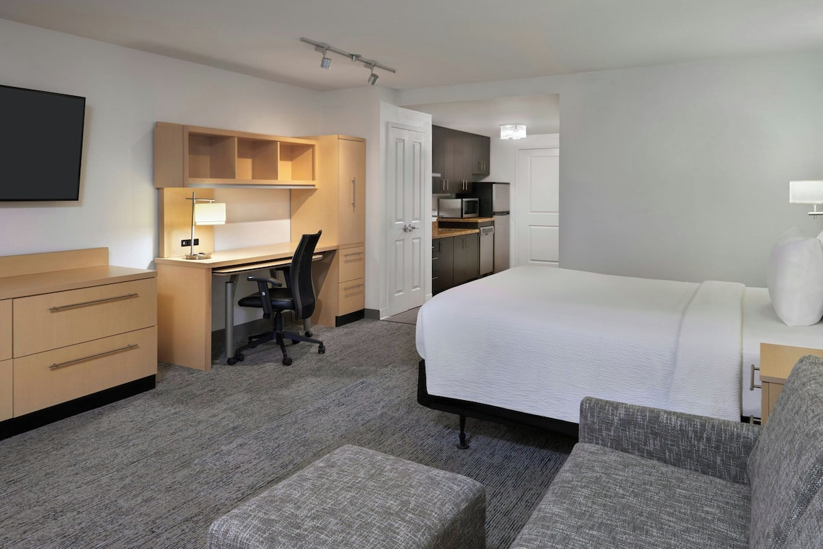 Studio, 1 King Bed with Sofa bed | Blackout curtains, soundproofing, iron/ironing board, free WiFi