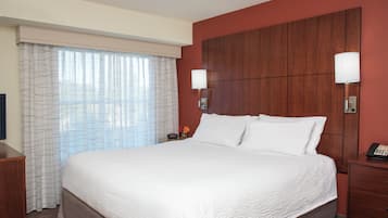 Luxe beddengoed, een kluis op de kamer, een bureau, een laptopwerkplek