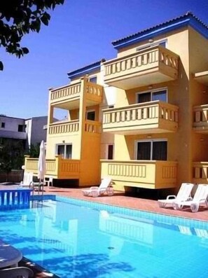 Seasonal outdoor pool, open 8:00 AM to 8:30 AM, pool umbrellas - Marianthi Hotel (Chania)