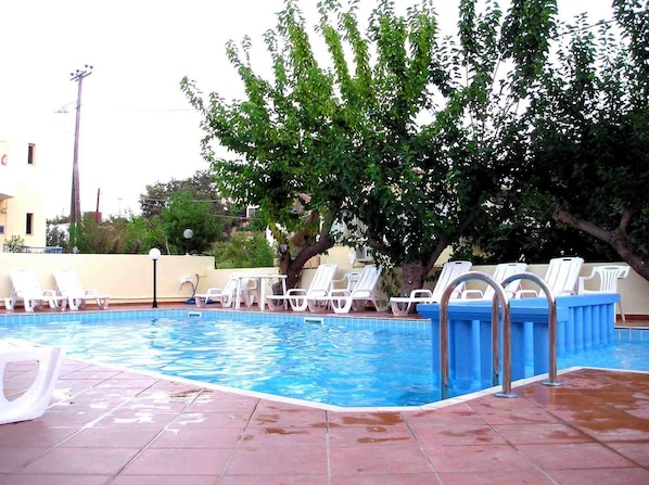 Seasonal outdoor pool, open 8:00 AM to 8:30 AM, pool umbrellas