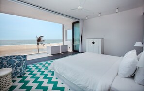 Premium Beachfront Pool Residence | 3 sovrum, minibar, värdeförvaringsskåp på rummet och skrivbord