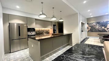 Villa, vista al océano (Beachfront Pool Villa) | Cocina privada | Refrigerador con congelador, microondas y lavavajillas