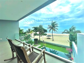 Villa, strandutsikt (Beachfront Pool Villa) | 3 soverom, minibar, safe på rommet og skrivebord