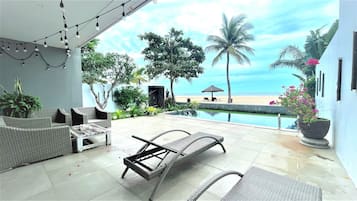 Vila, pemandangan pantai (Beachfront Pool Villa) | 3 kamar tidur, minibar, brankas, dan meja kerja