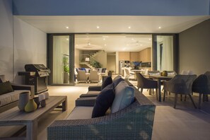 特級別墅 (Riverfront Pool Villa) | 3 間睡房、迷你吧、房內夾萬、書桌