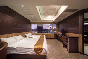 高級四人房 | 羽絨被、遮光窗簾/窗簾