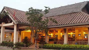 Breakfast, lunch, dinner served; international cuisine, beach views