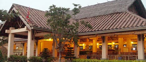 Breakfast, lunch, dinner served; international cuisine, beach views