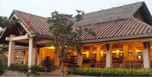 Breakfast, lunch, dinner served; international cuisine, beach views 