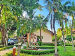 Phục vụ bữa sáng, món ăn mang phong cách quốc tế, nhìn ra bãi biển 
