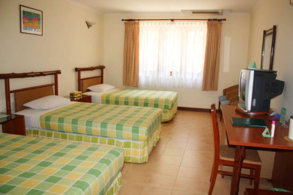 1 habitación, cubrecamas, minibar y caja de seguridad en la habitación