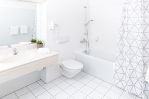 Regadera, amenidades de baño ecológicas, secadora de cabello, toallas