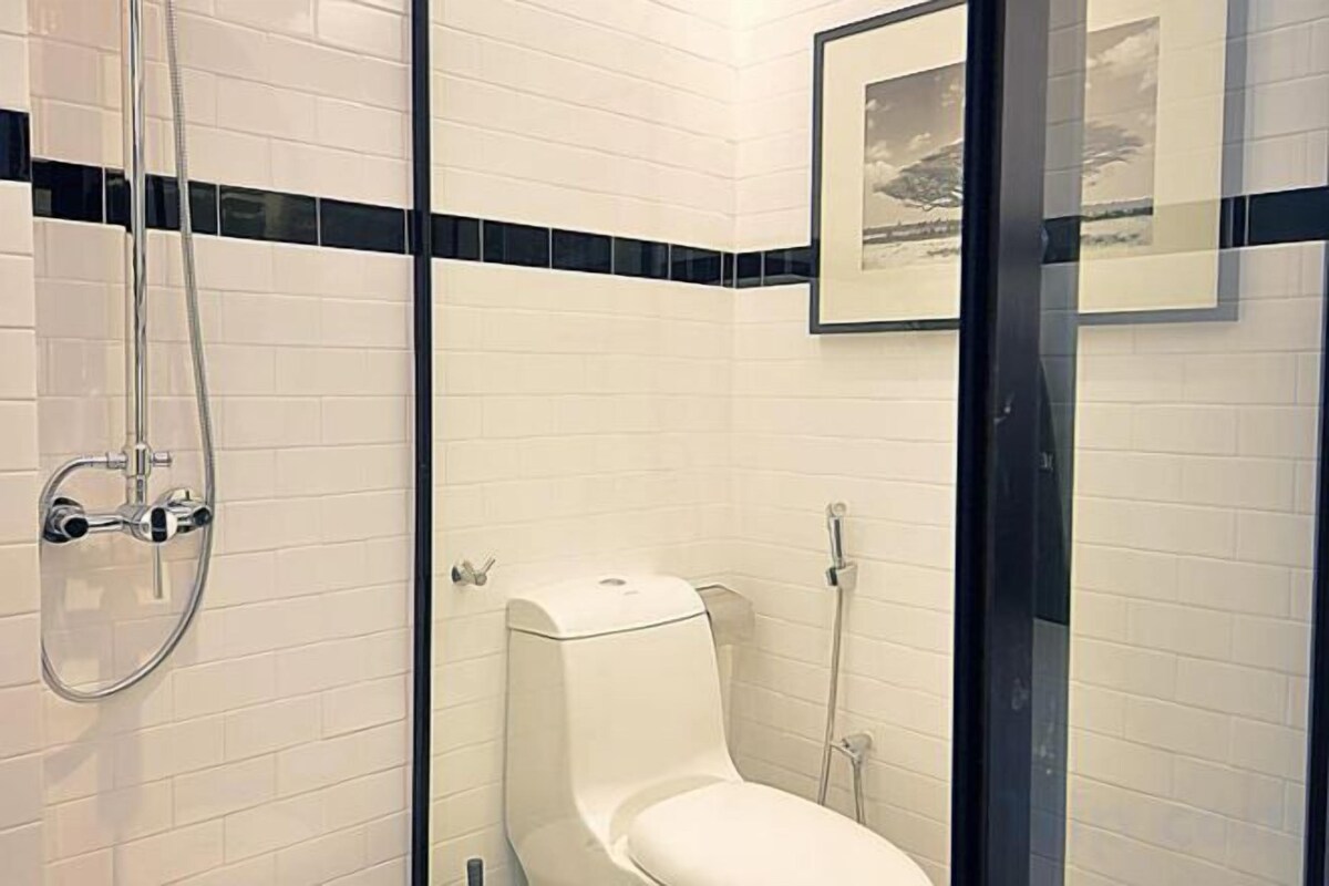 Shower, hair dryer, slippers, bidet