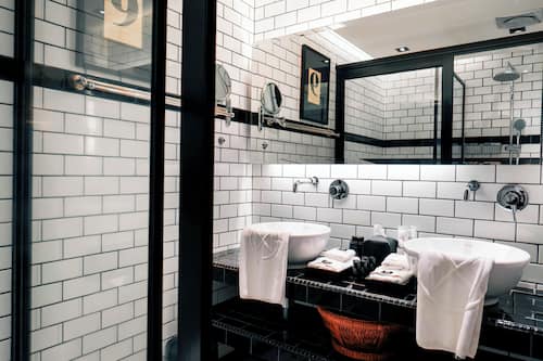 Suite King | Bathroom | Shower, hair dryer, slippers, towels