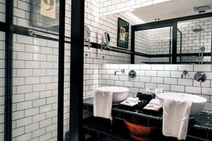Suite King | Baño | Ducha, secador de pelo, zapatillas y toallas