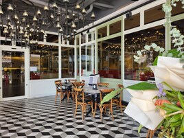 Café da manhã continental todos os dias mediante uma taxa