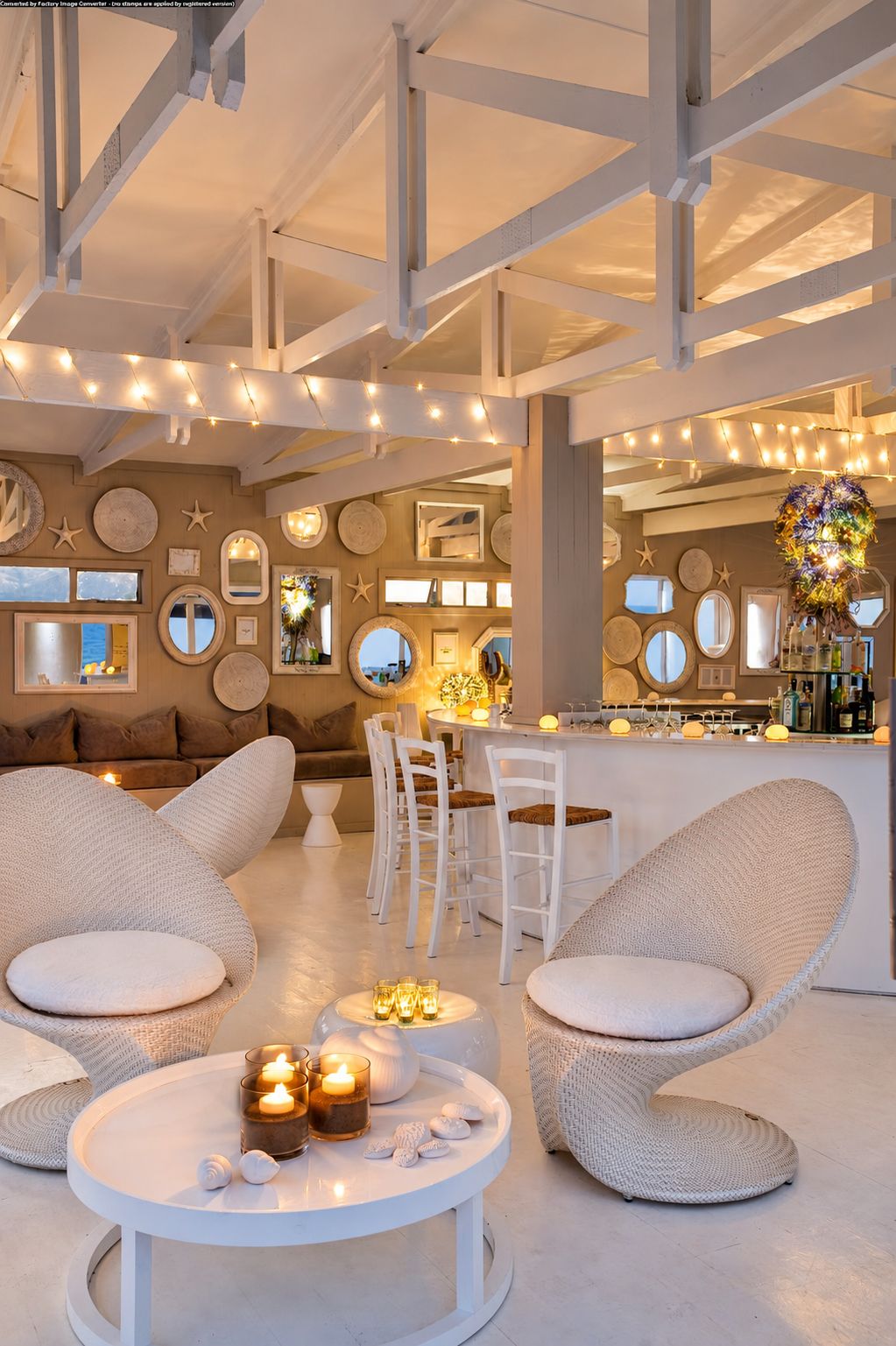 Un interior moderno con una zona de bar, asientos con sillas acolchadas y espejos decorativos en la pared.