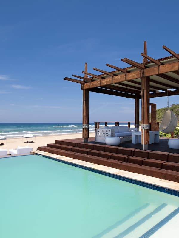 2 hồ bơi ngoài trời, ghế dài tắm nắng