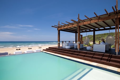 2 Außenpools, Liegestühle. White Pearl Resorts