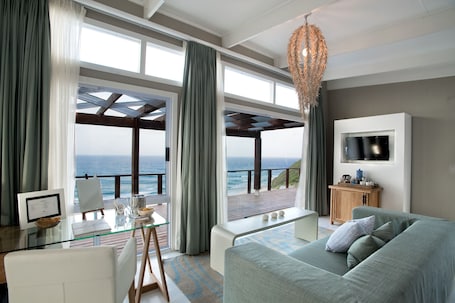 Fernseher, iPod-Dockingstation, Bücher. White Pearl Resorts