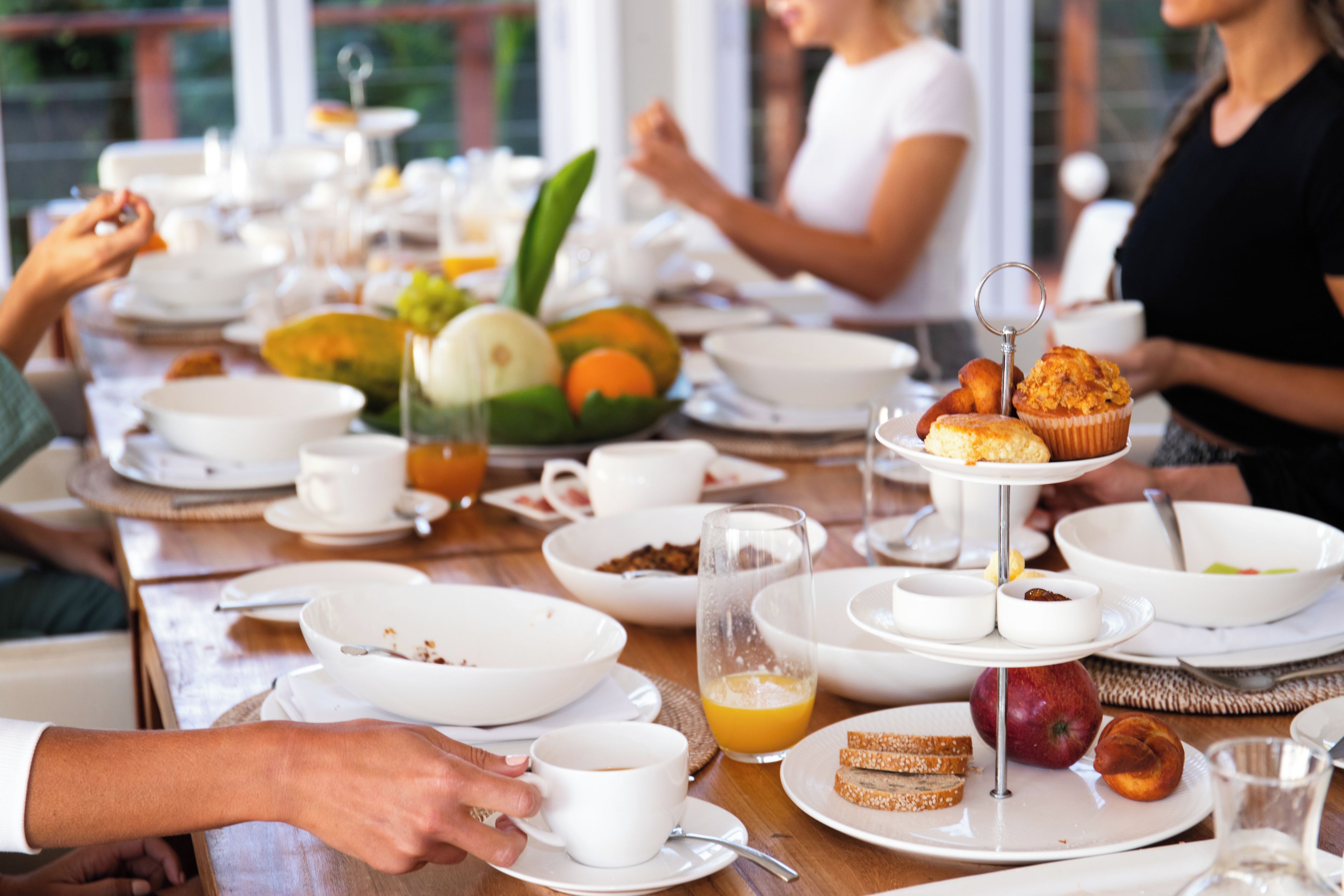 Un desayuno con diversos platos y bebidas sobre una mesa.