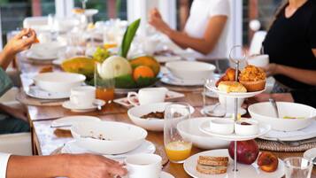 Un desayuno con diversos platos y bebidas sobre una mesa.