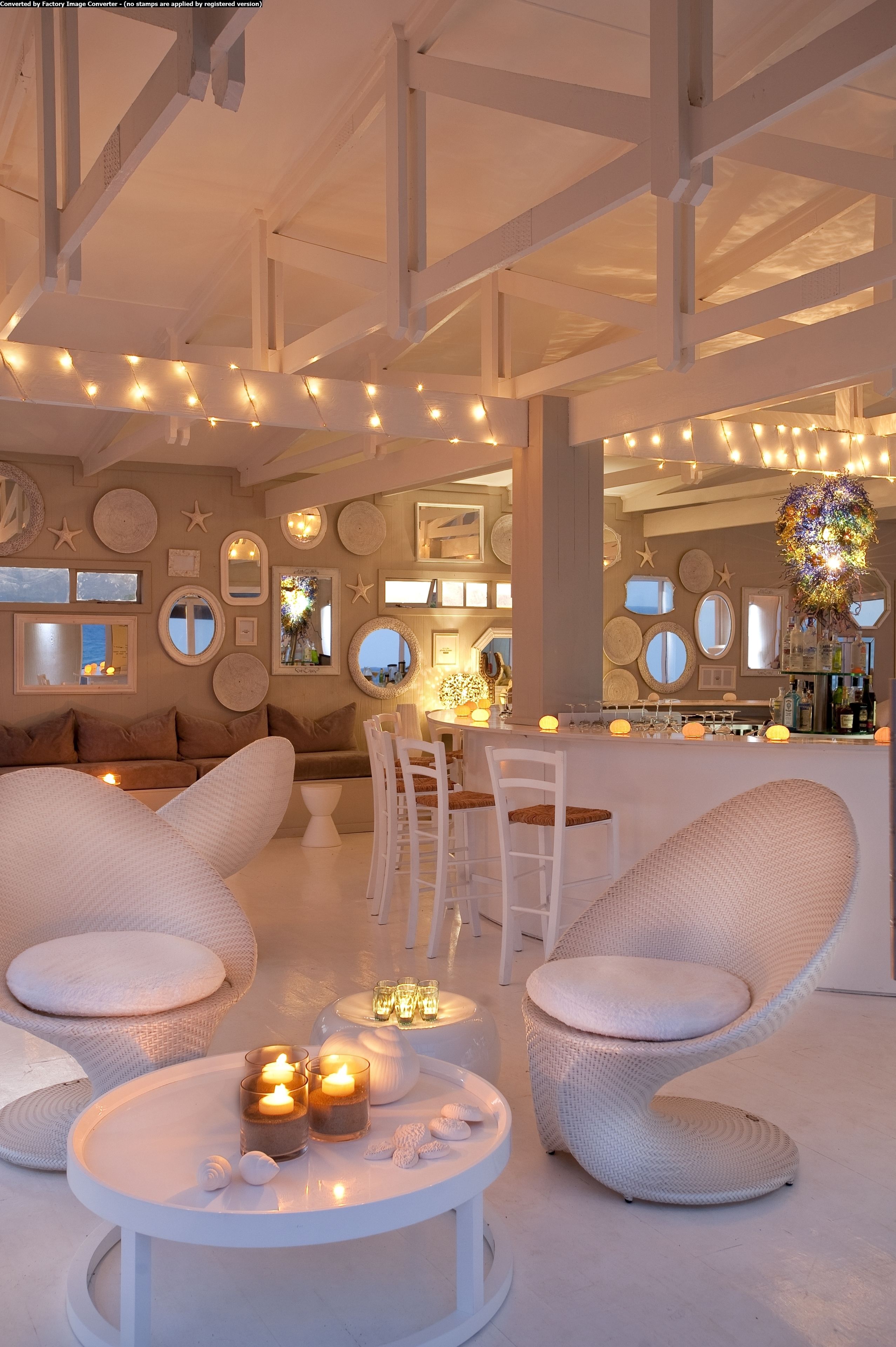 2 bars/lounges, swim-up bar, poolside bar, beach bar
