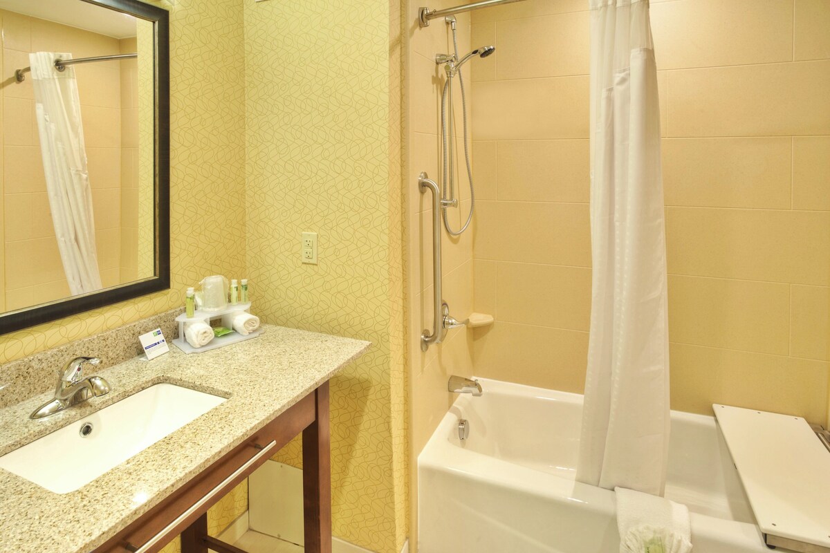 Premium bedding, in-room safe, desk, laptop workspace