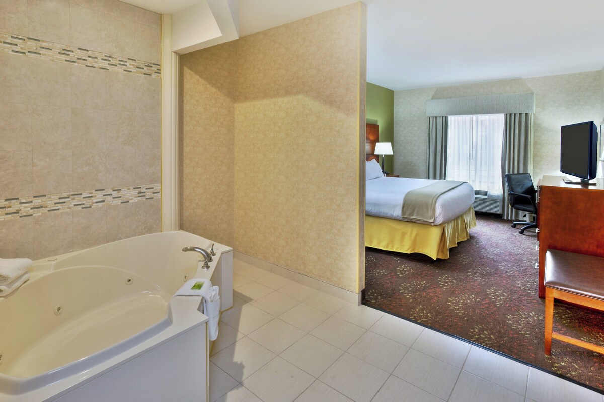 Premium bedding, in-room safe, desk, laptop workspace