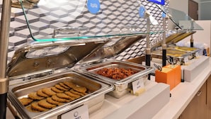 朝食 (ビュッフェ)、毎日提供 (無料)