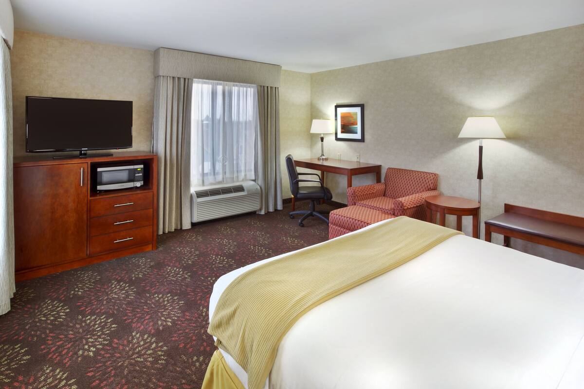 Premium bedding, in-room safe, desk, laptop workspace