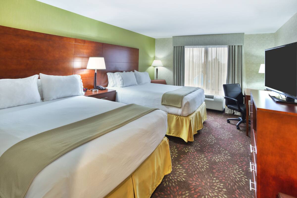 Premium bedding, in-room safe, desk, laptop workspace