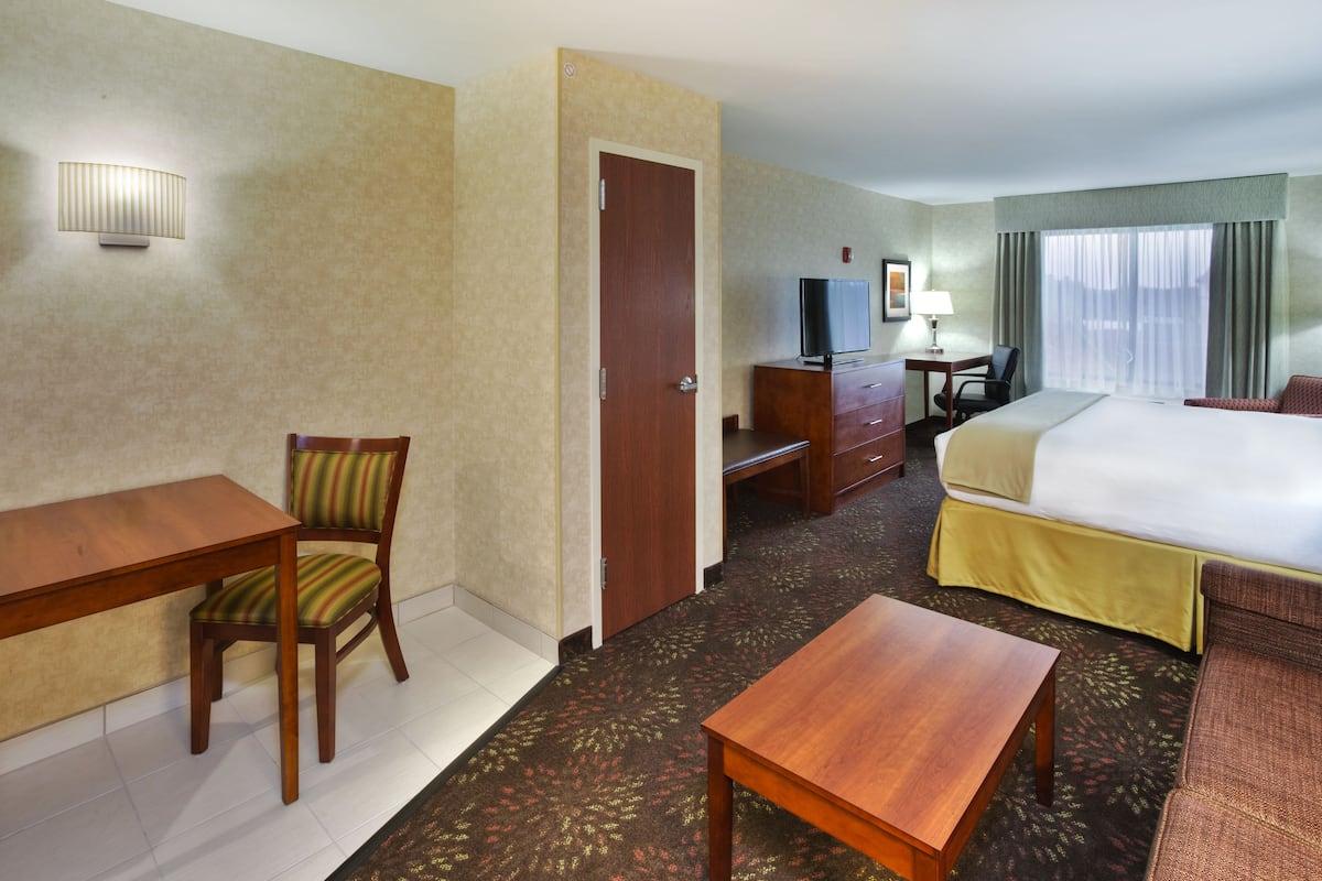 Premium bedding, in-room safe, desk, laptop workspace